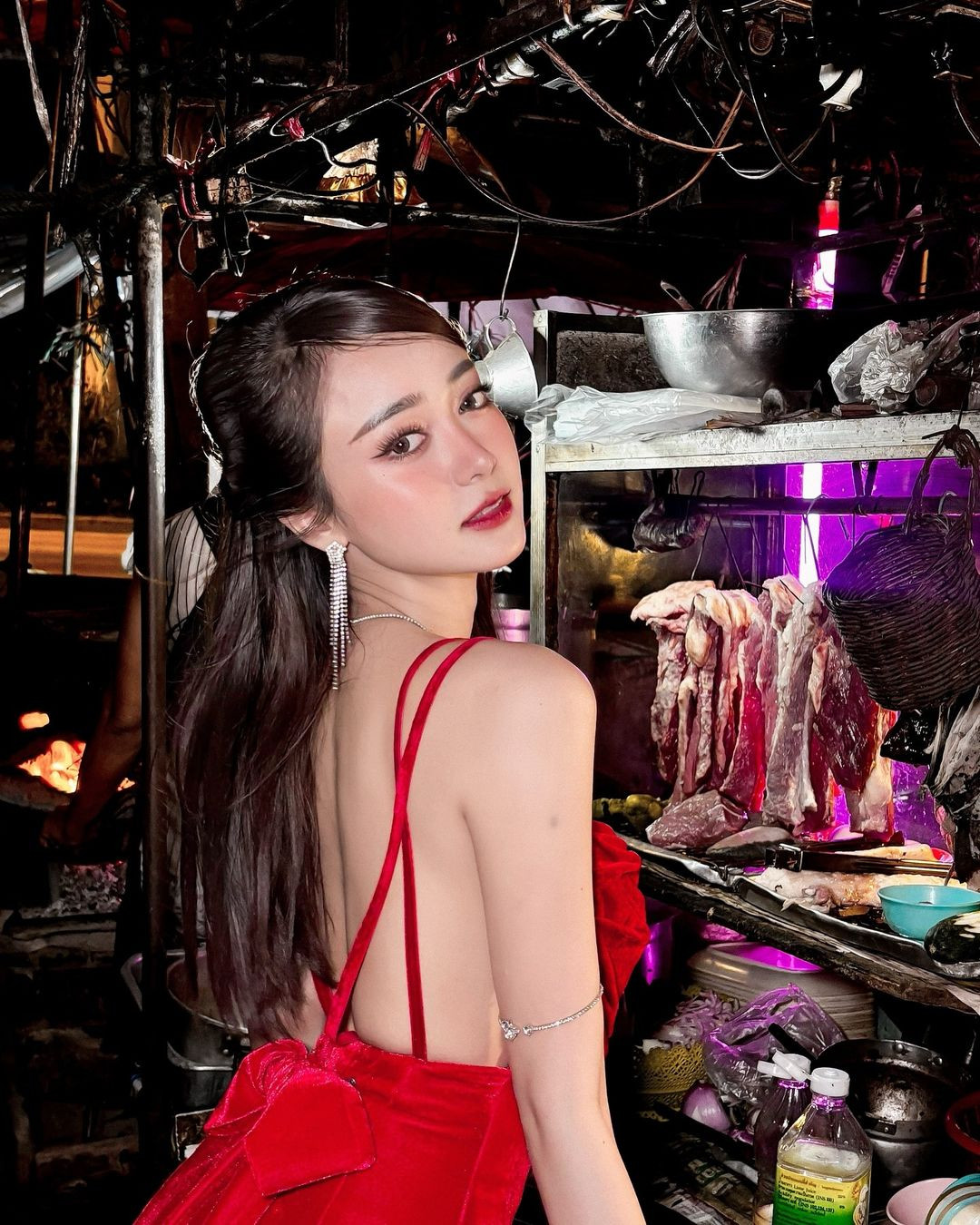 Diện mốt không nội y, cô nàng khoe bờ lưng trần nuột nà cùng vòng 1 lấp ló.