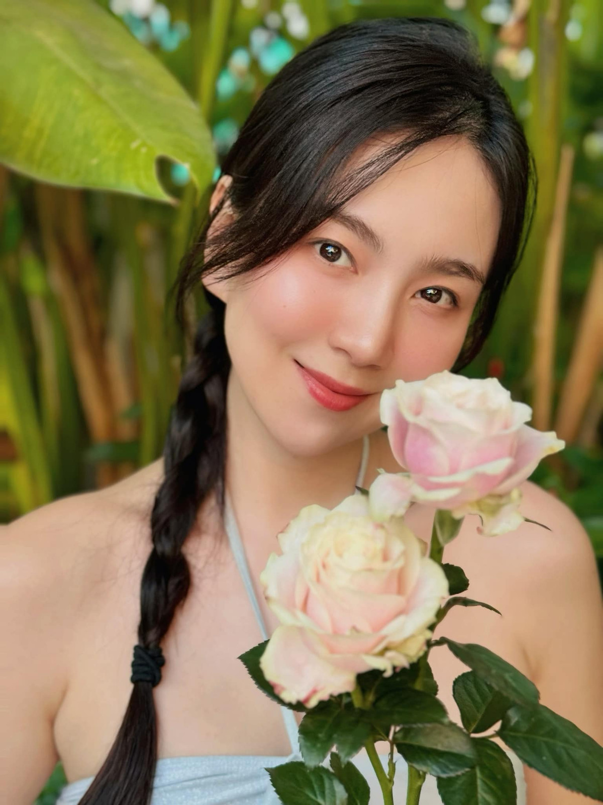 Mai Ngọc nổi lên với nickname "Ngọc xinh" khi đang ngồi ghế THPT chuyên Hà Nội - Amsterdam. Thời điểm đó, cô được xem là một trong những hot girl đời đầu của Hà Nội.