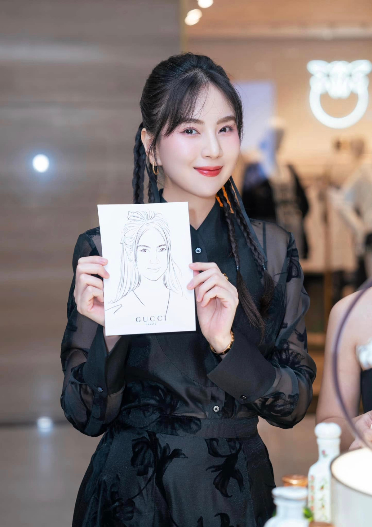 Cô luôn thể hiện sự vui vẻ, chăm chỉ làm việc và có những thú vui riêng như chơi golf, tập luyện thể thao độ body,...(Ảnh: FBNV)