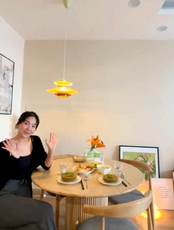 Ngoài ra, trên trang cá nhân của mình, MC Mai Ngọc có nhiều ẩn ý về chuyện "có người mới". Trong một status, cô nàng từng viết: "Một khi đã cố gắng hết sức... cứ để đó... Cuộc đời sẽ lo phần còn lại...". Nhiều người nhận xét, cô nàng cũng rạng rỡ hơn, vui vẻ tận hưởng cuộc sống của mình.