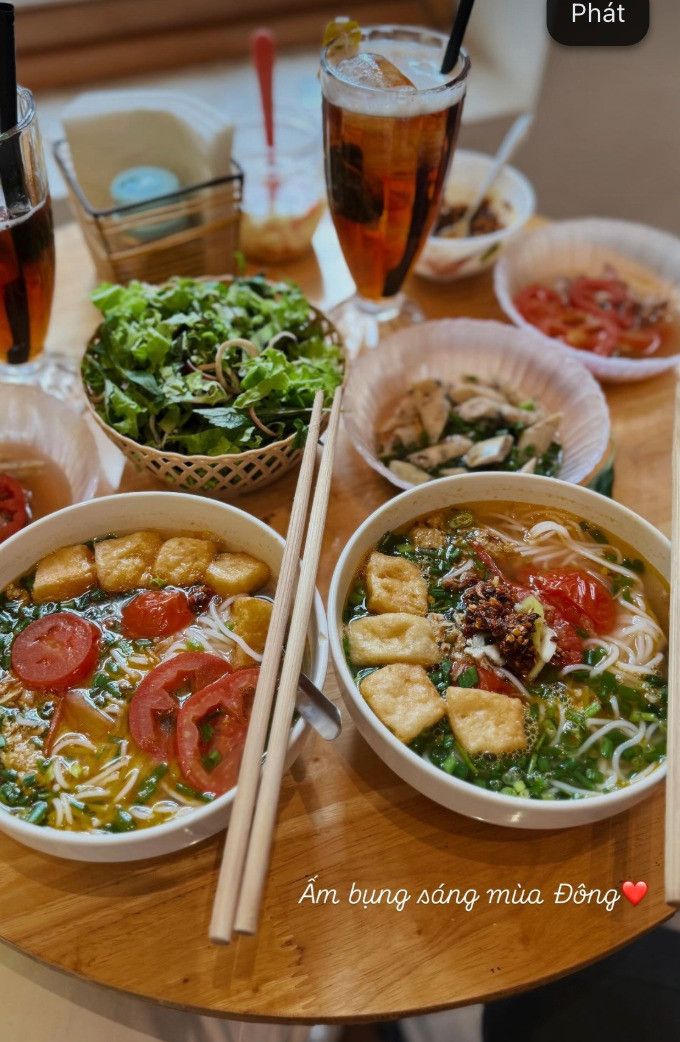 Kín tiếng là vậy, tuy nhiên nhiều người theo dõi cô nàng đã "soi" ra nàng MC để lộ nhiều hint đã có tình mới. Trong những bữa ăn của cô nàng có sự xuất hiện thêm của chiếc bát, đôi đũa.