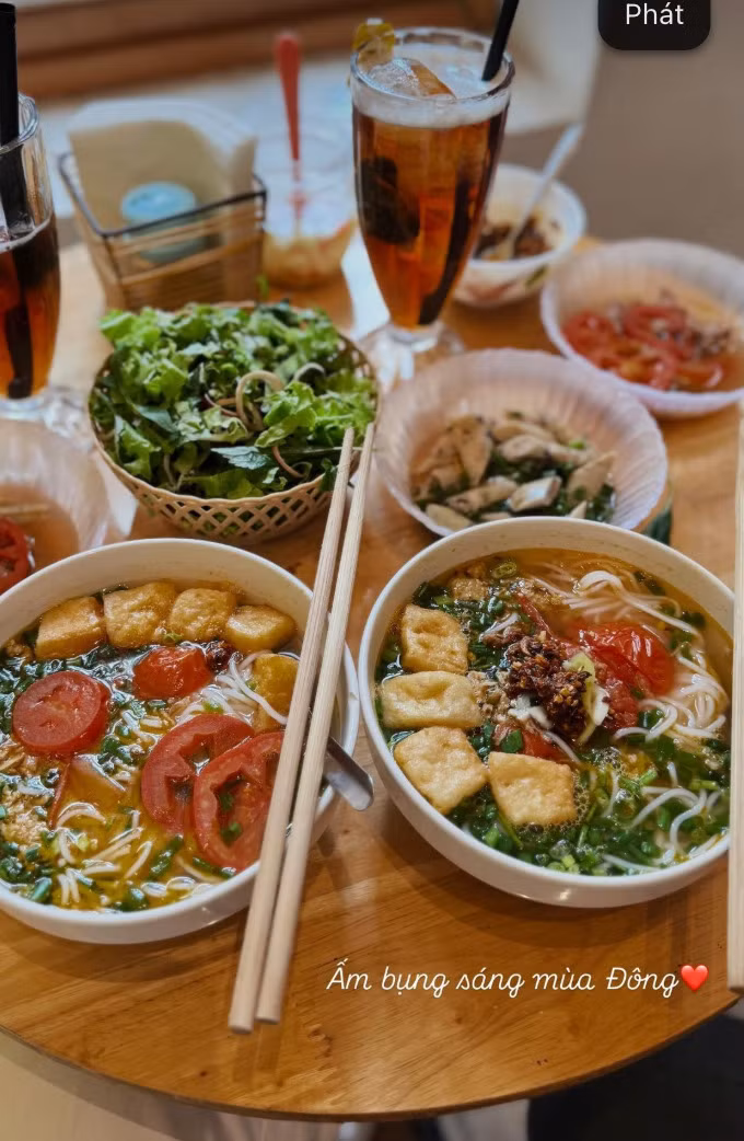 Kín tiếng là vậy, tuy nhiên nhiều người theo dõi cô nàng đã "soi" ra nàng MC để lộ nhiều hint đã có tình mới. Trong những bữa ăn của cô nàng có sự xuất hiện thêm của chiếc bát, đôi đũa.