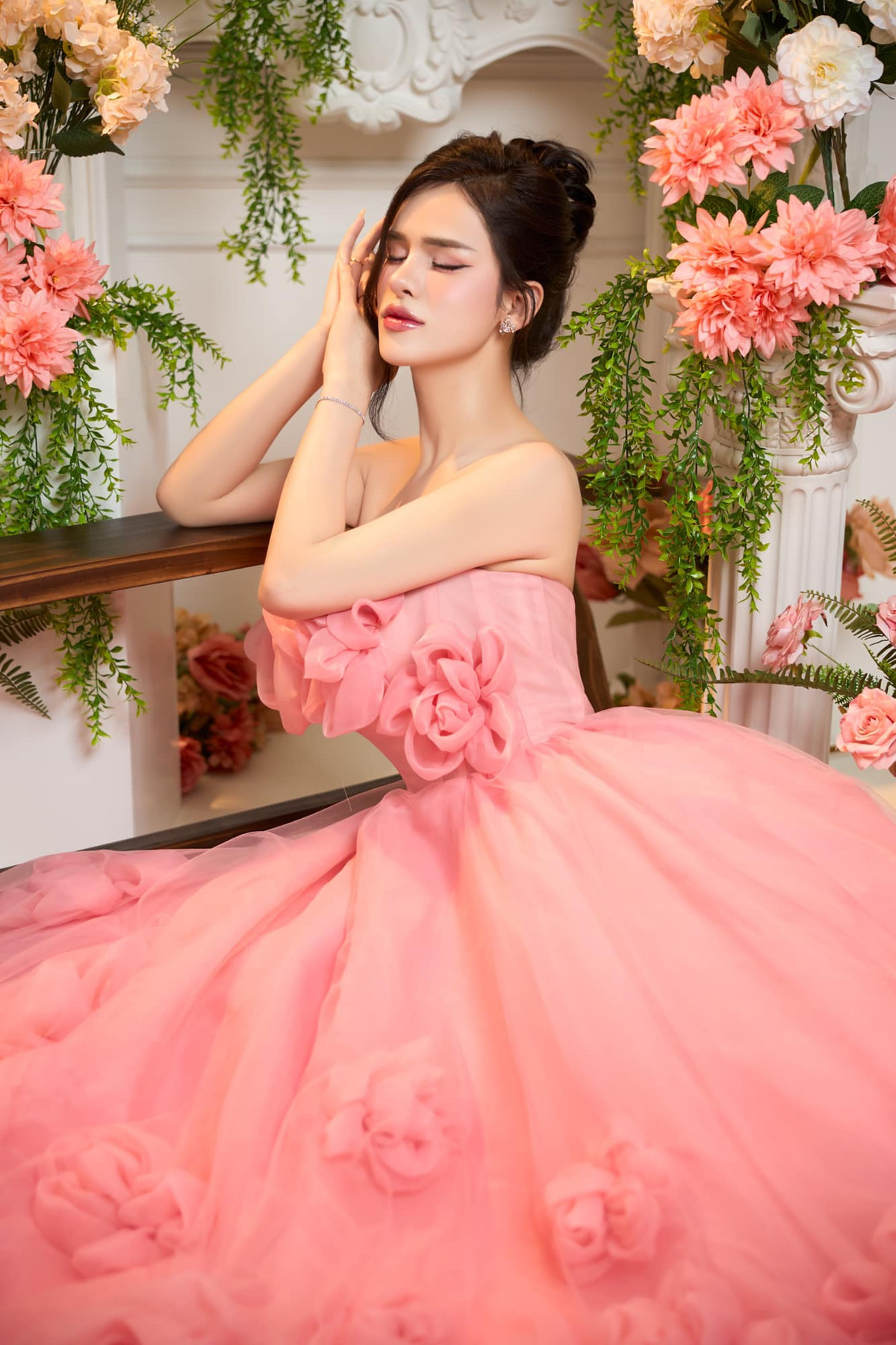 Nổi tiếng nhưng cũng gắn với tai tiếng nên những năm gần đây, mỗi lần xuất hiện của cô đều gây nhiều tranh cãi, bàn tán.