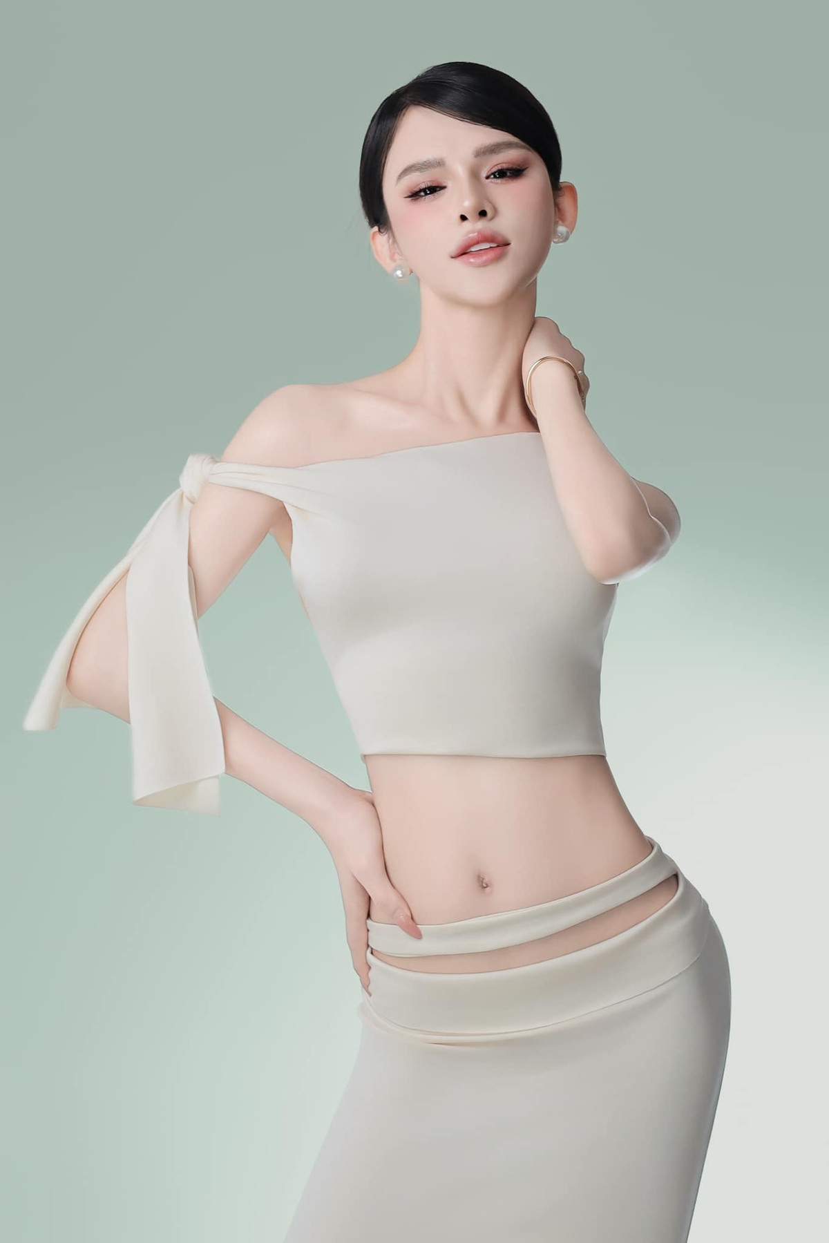 Trần Đức Bo chia sẻ về việc trở lại đấu trường nhan sắc: "Con người cần ít nhất một ước mơ, một lí do để kiên cường. Nếu trong tim không có chốn dừng chân, vậy đi đâu cũng là lạc lối".