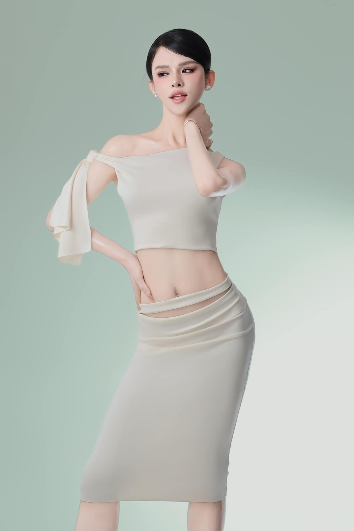 Sau khi đổi tên, Mẫn Nhi theo đuổi phong cách gợi cảm, khoe vóc dáng.