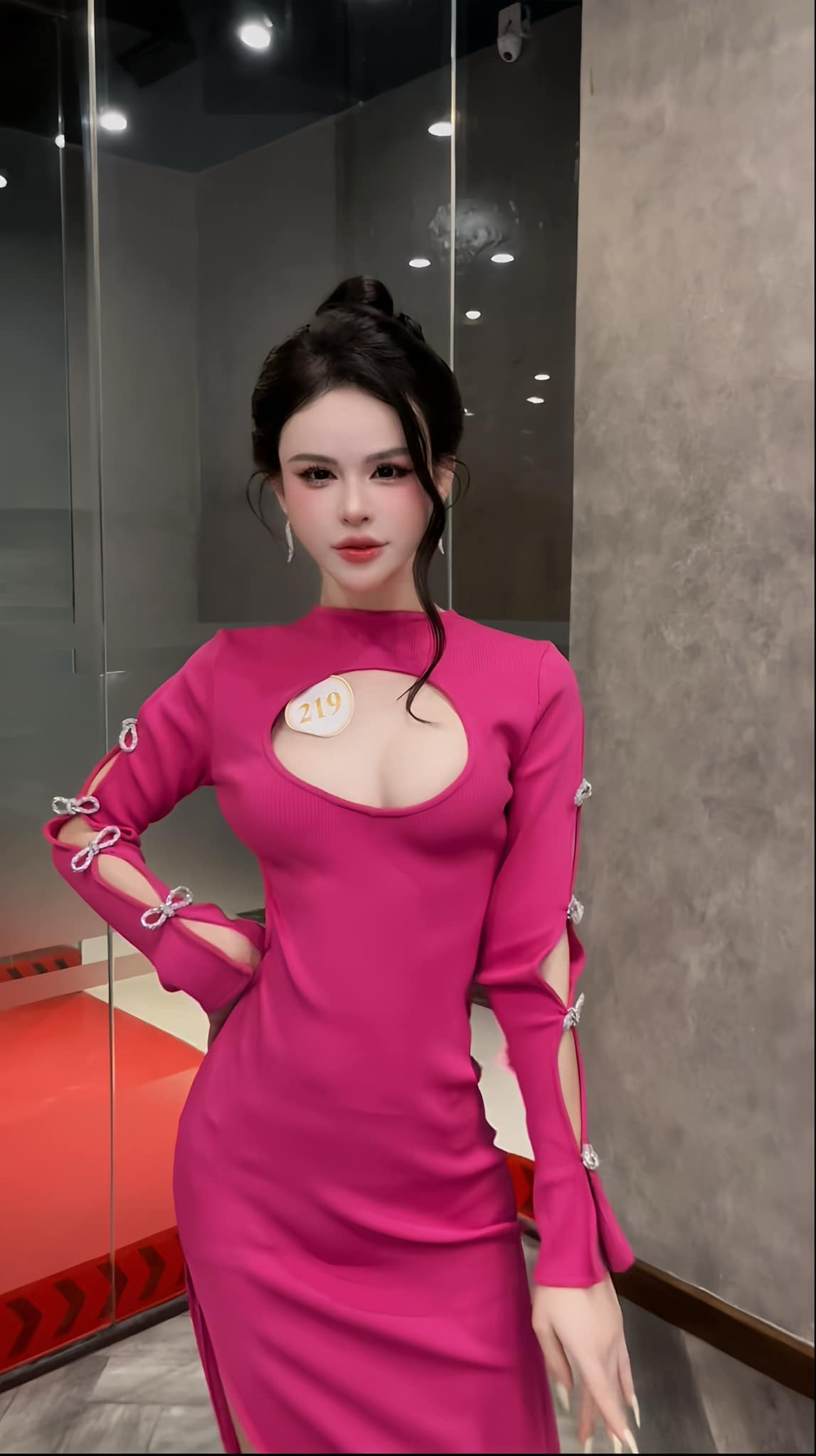 Nhiều người cũng nhận ra Trần Mẫn Nhi chính là hiện tượng mạng suốt một thời gian dài - Trần Đức Bo. Đây không phải lần đầu Trần Đức Bo đến với cuộc thi, cô đã ghi danh Miss International Queen Vietnam 2020 nhưng chỉ gây tranh cãi chứ không đạt thứ hạng cao.