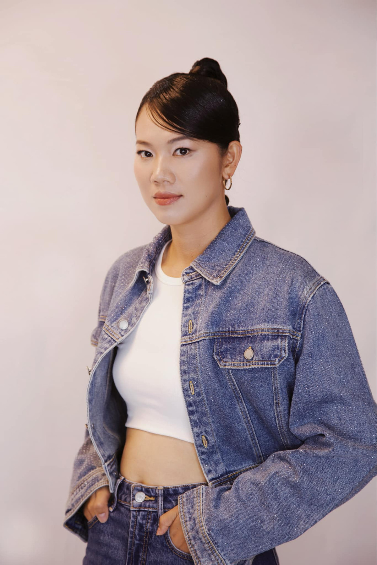 Cô nàng tự tin khoe vòng eo thon gọn, nhan sắc xinh đẹp, kiểu tóc tết cá tính.