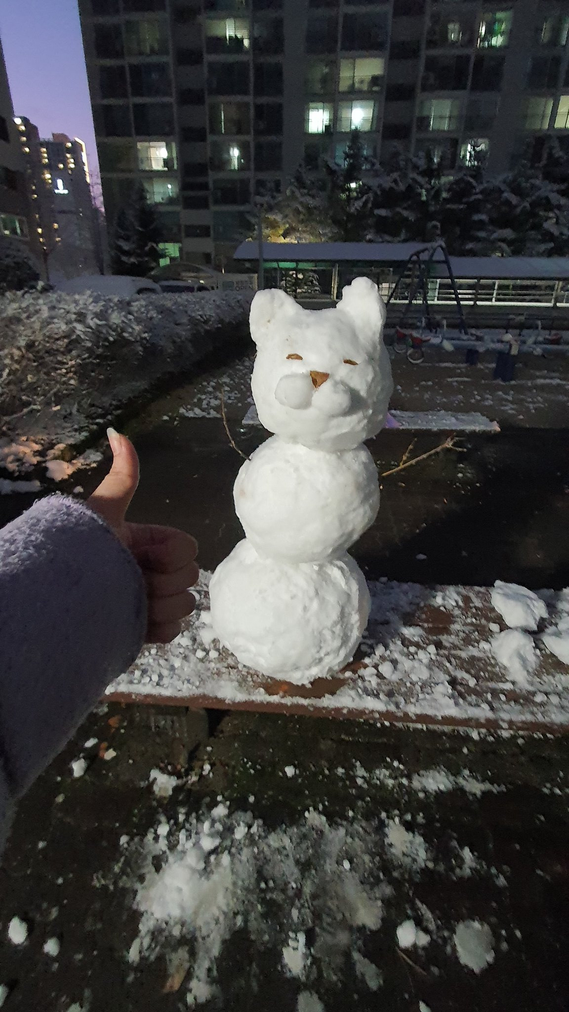 Bộ môn nặn tuyết này được nhiều người đánh giá "không hề đơn giản" vì nếu không biết cách nặn, đắp tuyết thì làm sẽ không thể làm ra người tuyết chắc chắn, đầy đặn và mịn. (Ảnh: VKR News)