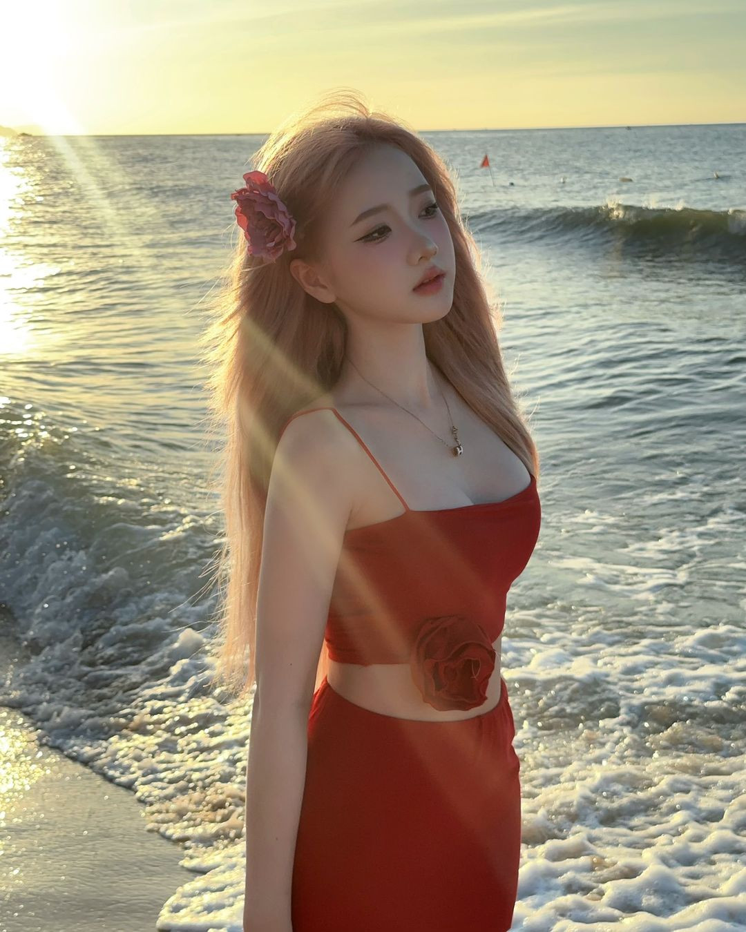 Nhờ vẻ ngoài, cô nàng làm mẫu ảnh cho một số nhãn hàng thời trang.