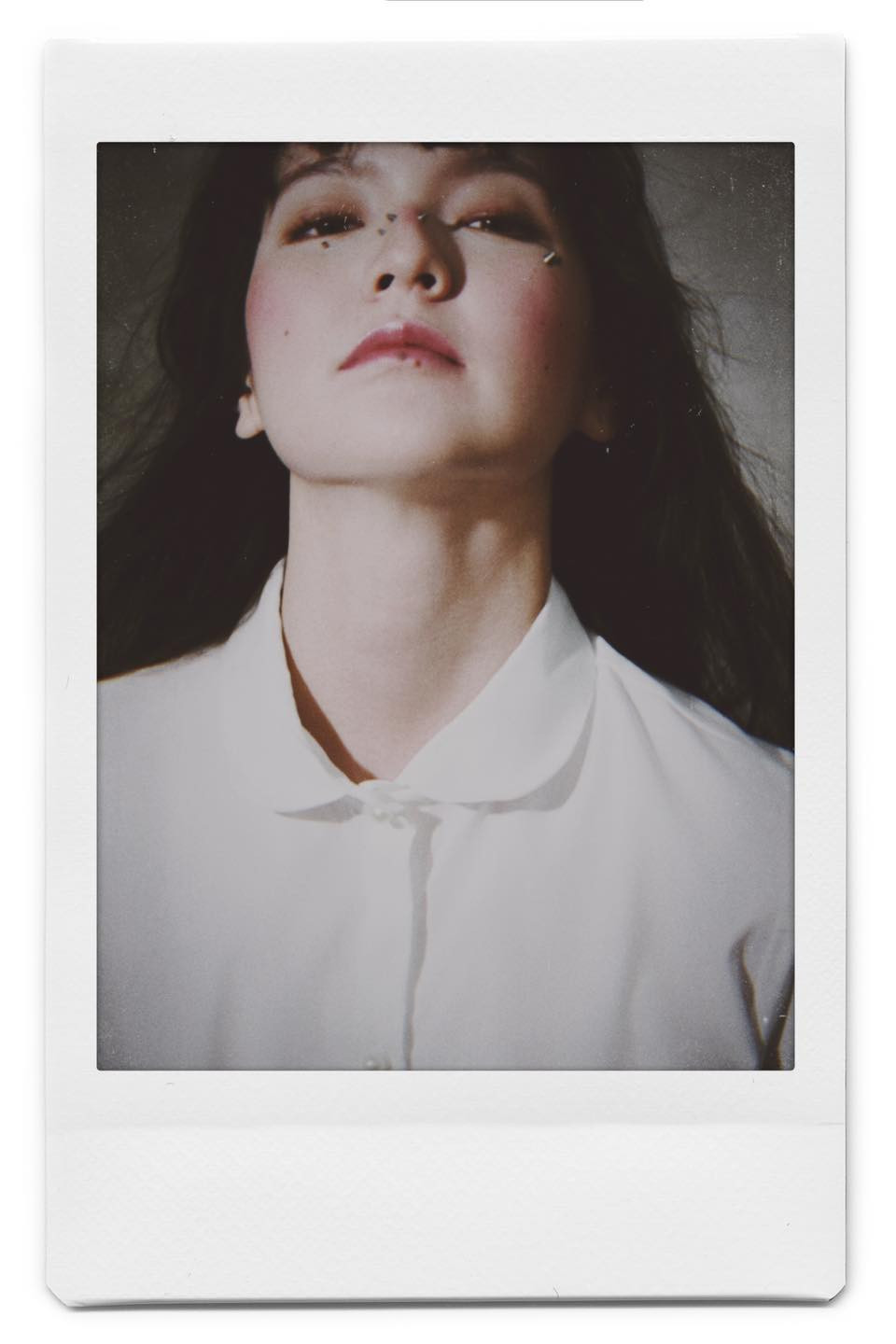 Cô nàng xuất hiện cực ngầu với khuyên mắt, khuyên mũi độc lạ.