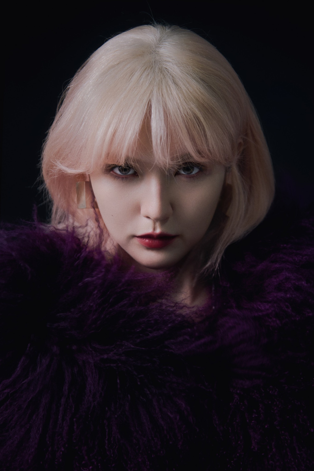 Trước đó, Hải Tú cũng đăng bộ ảnh với tạo hình lạ mừng sinh nhật. Trong loạt ảnh, Hải Túi có mái tóc ngắn ôm sát theo gương mặt, tóc được nhuộm màu bạc mới lạ, khác hẳn với mái tóc đen gắn liền với cô thời gian qua.