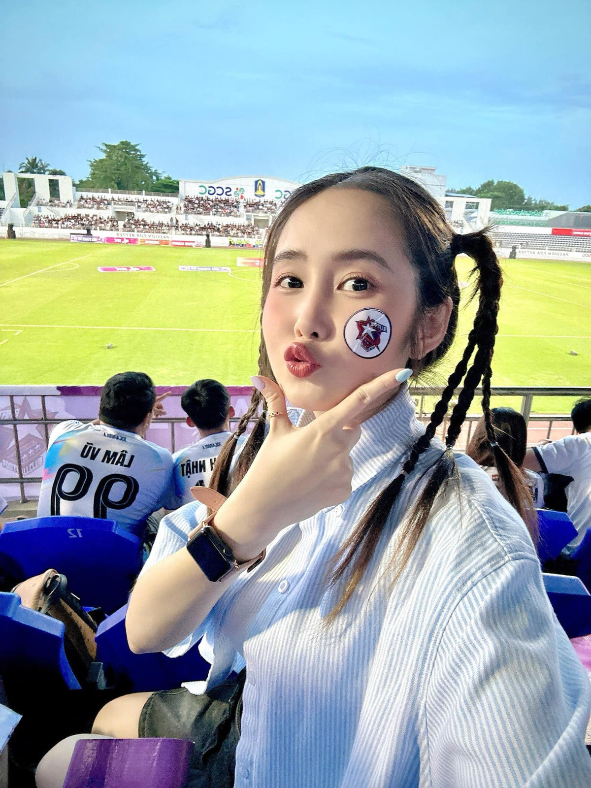 Nàng hot girl FAPtv Mai Quỳnh Anh - vợ của nam streamer Cris Phan cũng đã đến cổ vũ chồng trên sân cỏ.