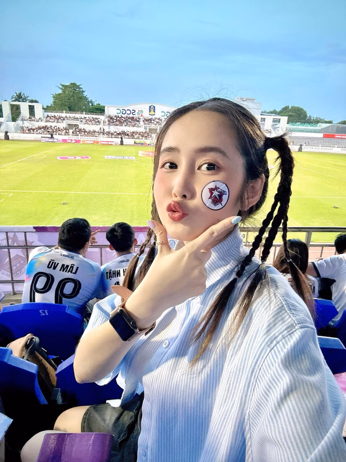 Nàng hot girl FAPtv Mai Quỳnh Anh - vợ của nam streamer Cris Phan cũng đã đến cổ vũ chồng trên sân cỏ.