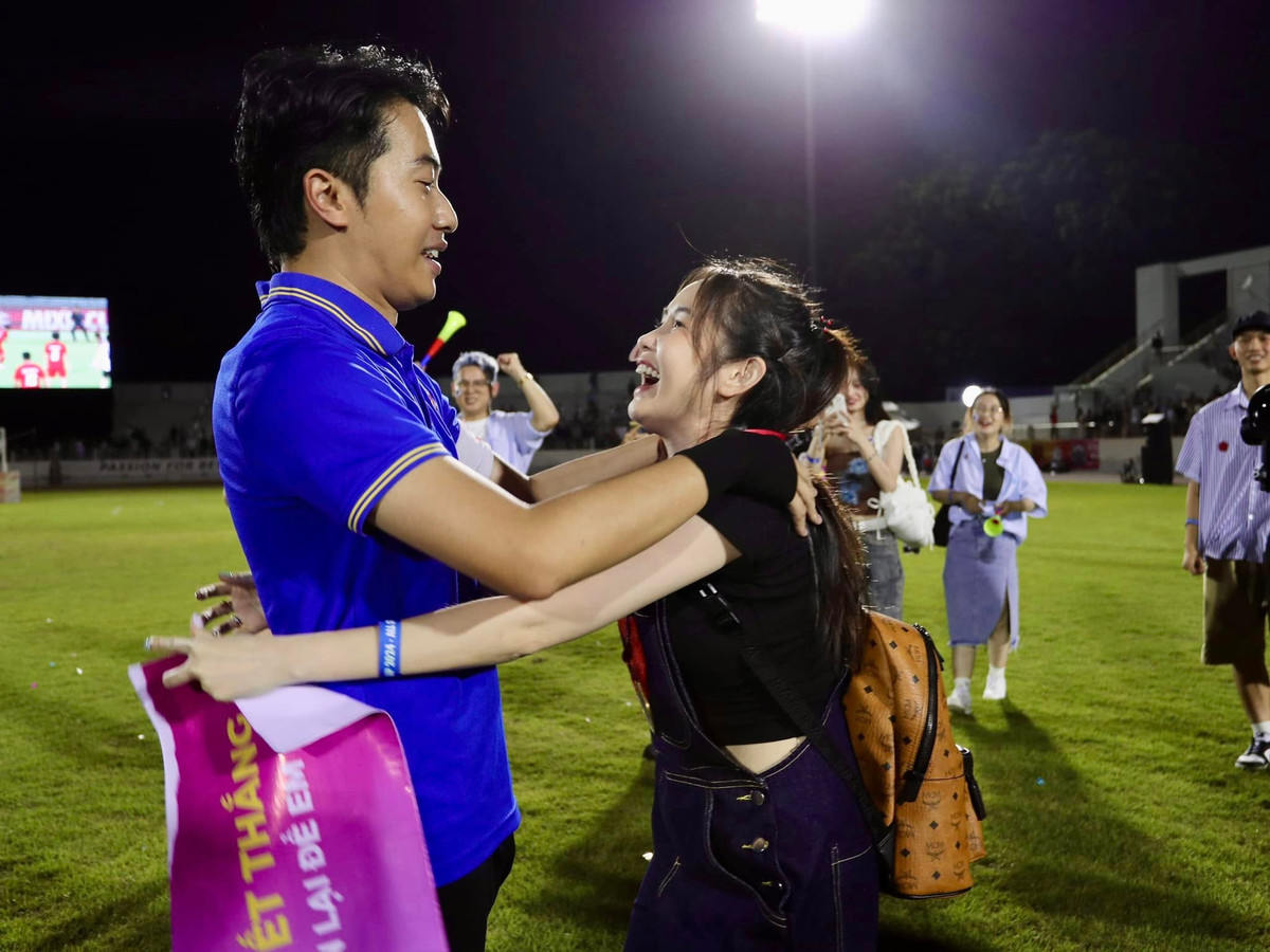 Cặp đôi không ngại thể hiện tình cảm.