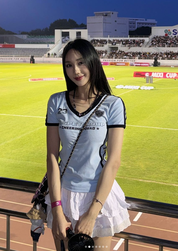 Lọt vào ống kính máy quay của giải đấu, netizen đã tinh ý nhận ra nhiều cô nàng hot girl đã có mặt trên khán đài để cổ vũ. Trong đó có cô nàng Mina Young.