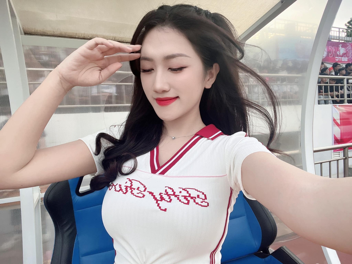 Nàng MC Linh Nắng với vai trò là MC của giải đấu tranh thủ chụp hình check-in.