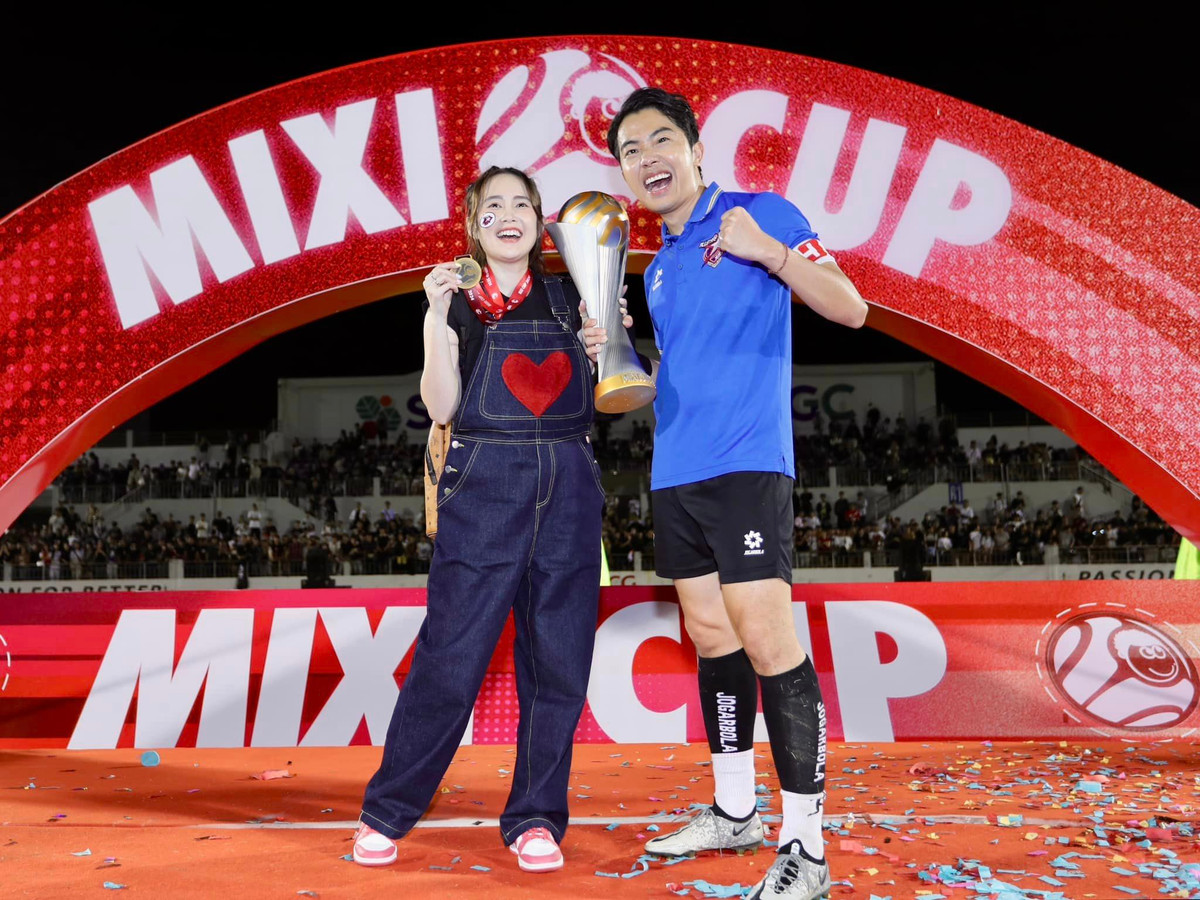 Cô nàng hạnh phúc chia sẻ khoảnh khắc nâng cúp cùng chồng trên trang cá nhân của mình.