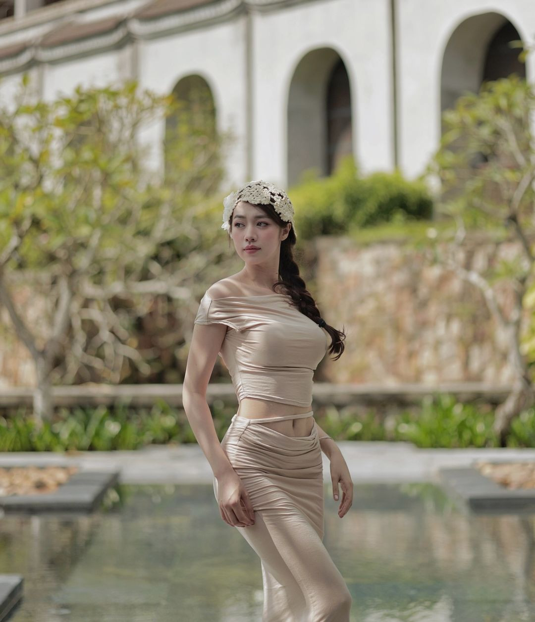 Cô nàng khoe trọn vòng eo con kiến nhiều người mơ ước.