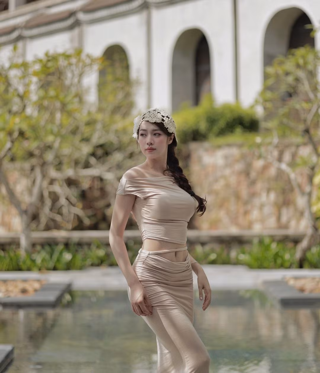 Cô nàng khoe trọn vòng eo con kiến nhiều người mơ ước.