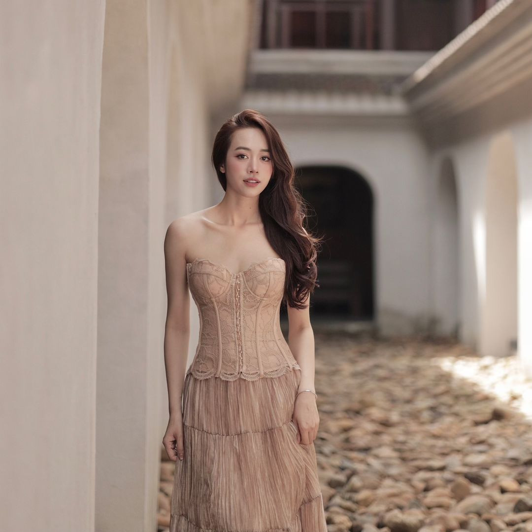 Hằng Habi tên thật là Phạm Thu Hằng, sinh năm 1996 ở Quảng Ninh. Cô gái này được netizen biết đến nhiều hơn khi từng tham gia chương trình “Nóng cùng EURO 2020”.