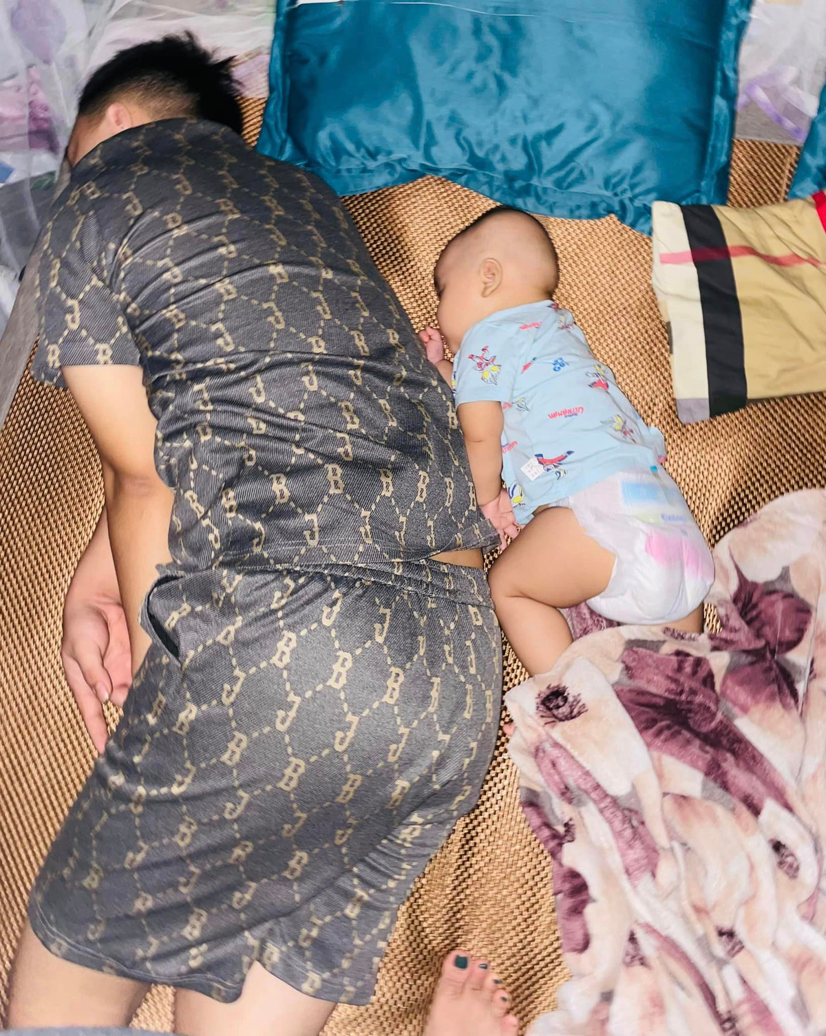 Nhìn giao diện của 2 bố như một bên là phiên bản đầy đủ, 1 bên là phiên bản mini vậy.