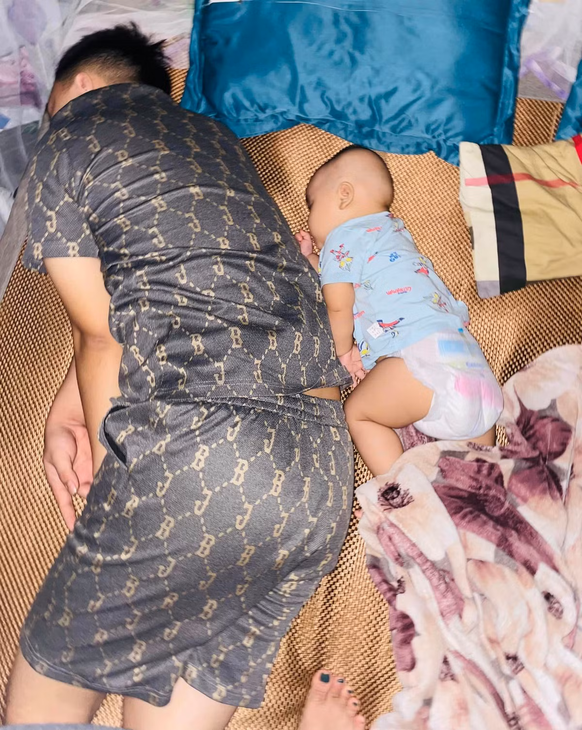 Nhìn giao diện của 2 bố như một bên là phiên bản đầy đủ, 1 bên là phiên bản mini vậy.