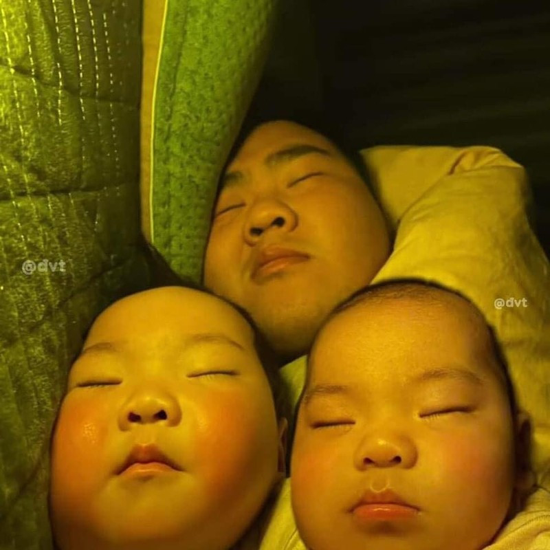 Nửa đêm quay sang thấy 3 gương mặt này bà mẹ không khỏi giật mình, không biết nên buồn hay vui