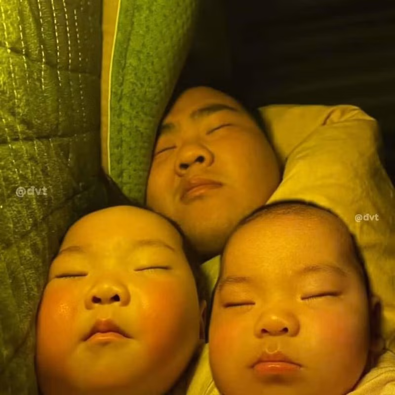 Nửa đêm quay sang thấy 3 gương mặt này bà mẹ không khỏi giật mình, không biết nên buồn hay vui