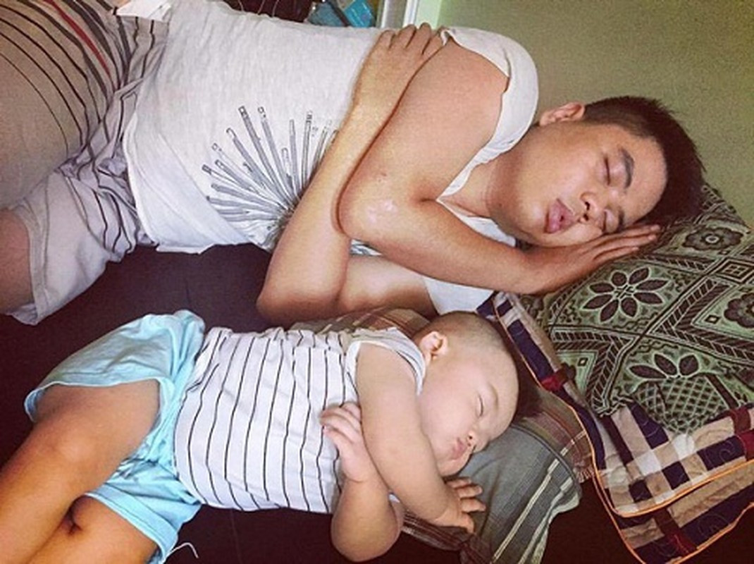 Bản chính và bản photo công chứng có dấu đỏ khi nằm cạnh nhau. (Ảnh: Facebook)