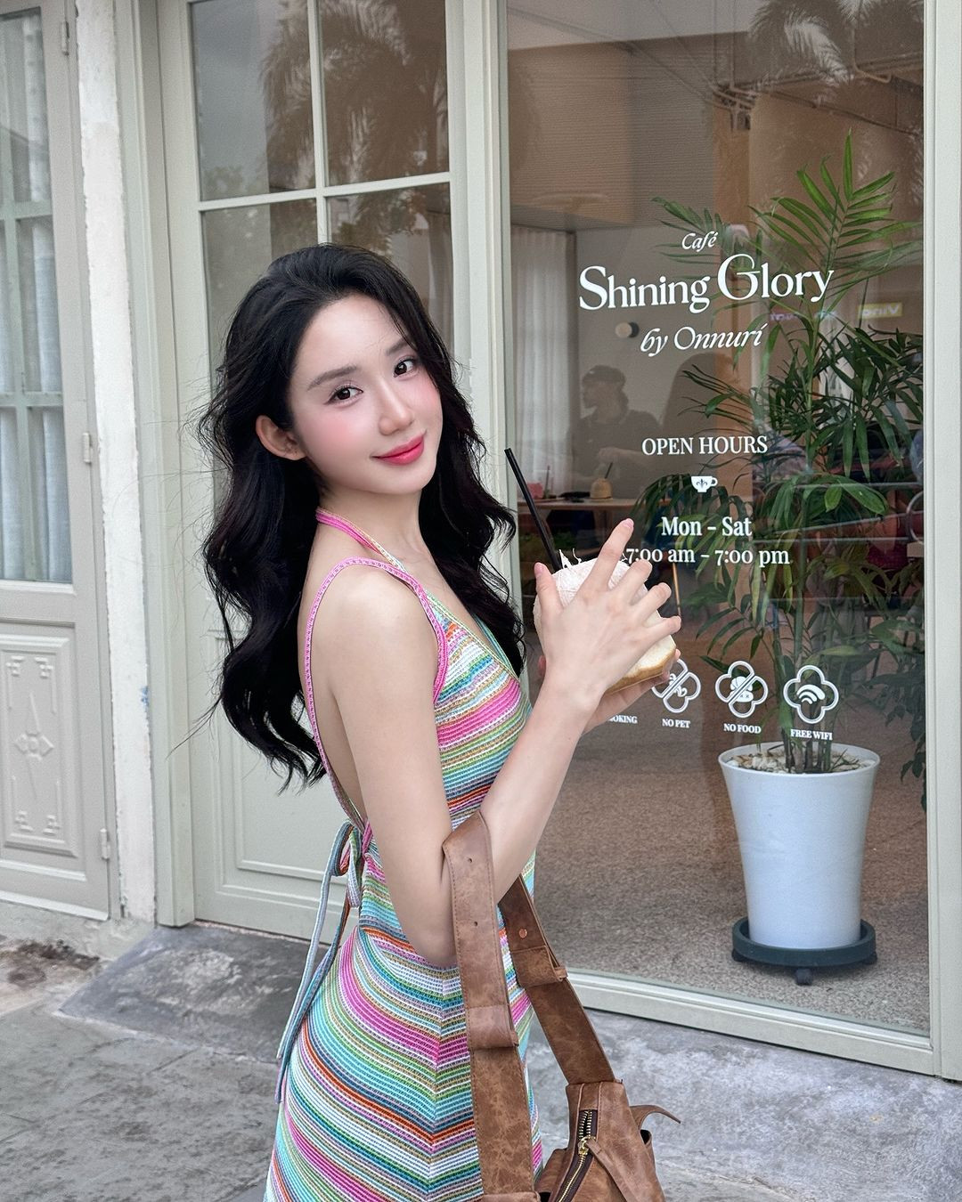 Không chỉ theo đuổi phong cách dễ thương, Mina trong khoảng thời gian gần đây cũng đang dần "lột xác" với hình tượng quyến rũ và mạnh mẽ hơn.