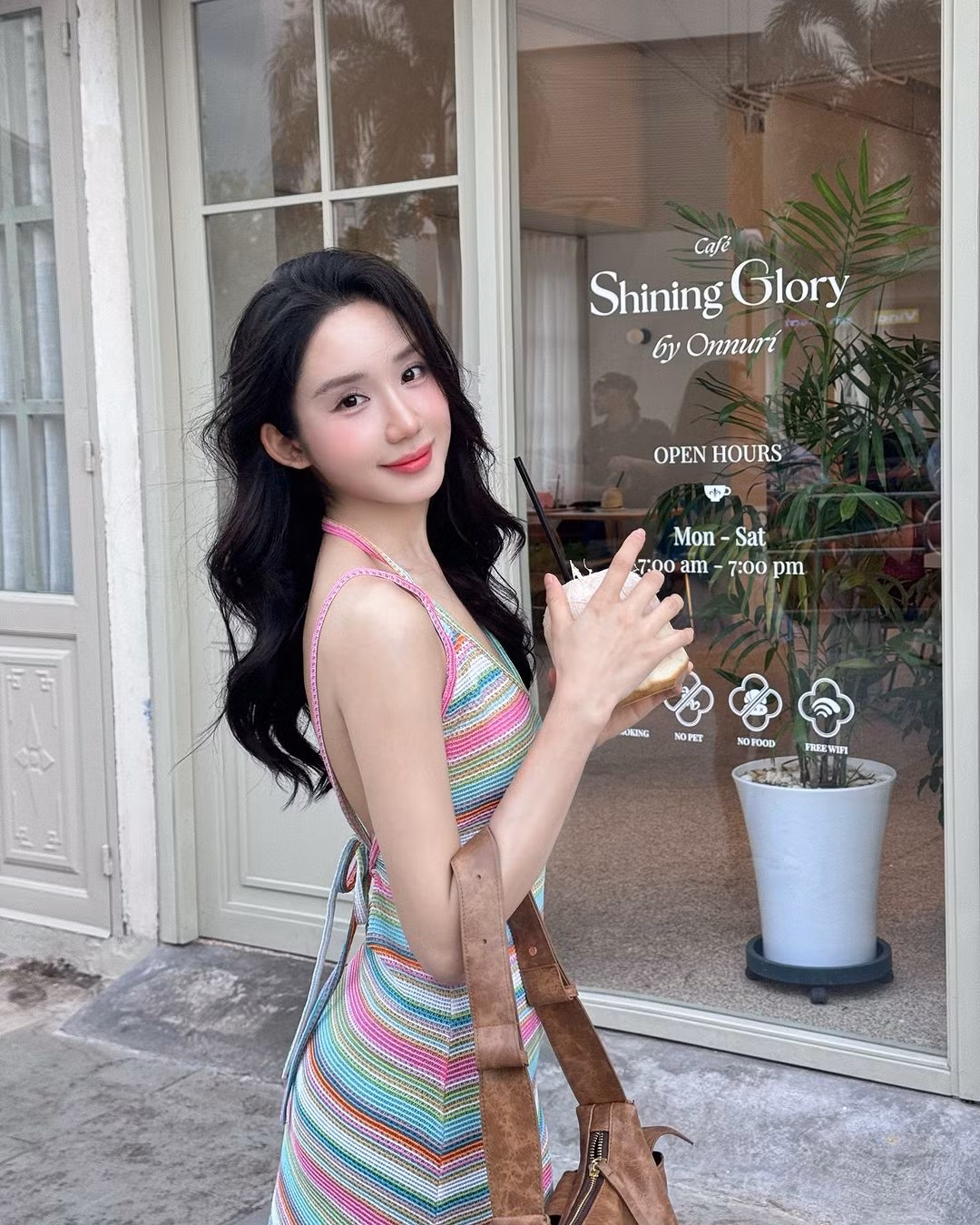 Không chỉ theo đuổi phong cách dễ thương, Mina trong khoảng thời gian gần đây cũng đang dần "lột xác" với hình tượng quyến rũ và mạnh mẽ hơn.