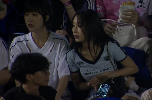 Gái xinh này diện đồ giản dị nhưng chính biểu cảm ngơ ngác, gương mặt dễ thương đã thu hút sự chú ý.