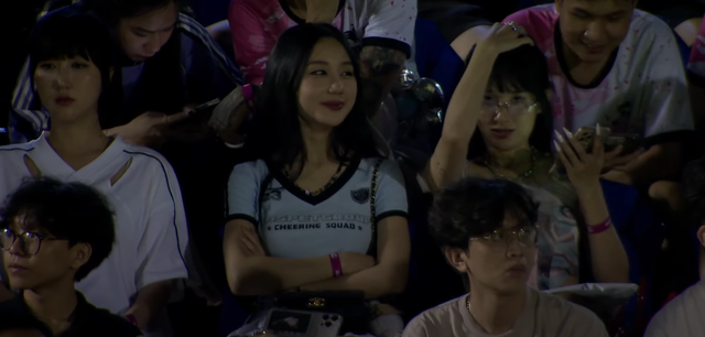 Trong một khoảnh khắc được cameraman lia đến, hình ảnh một cô gái xinh đẹp khiến nhiều người phải xuýt xoa.