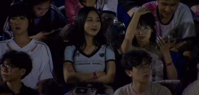 Trong một khoảnh khắc được cameraman lia đến, hình ảnh một cô gái xinh đẹp khiến nhiều người phải xuýt xoa.