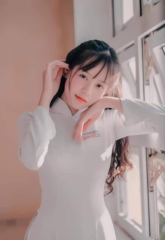 Sau khi đăng quang, những hình ảnh thời còn đi học của Thanh Thủy được nhiều người "đào lên" và chia sẻ rầm rộ trên các diễn đàn mạng xã hội.