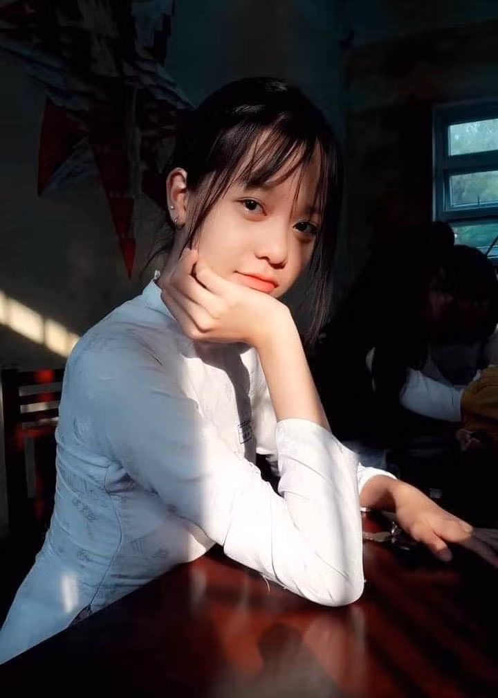 Mỹ nhân sinh năm 2002 sở hữu ngoại hình sáng ngời với nụ cười tỏa nắng thu hút mọi ánh nhìn.