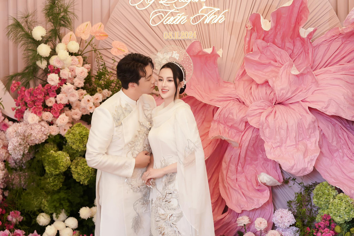 Không tiết lộ quá nhiều về gia thế, nhưng chỉ một góc cổng hoa trang trí cũng hé lộ đôi chút về cơ ngơi của gia đình cô dâu.