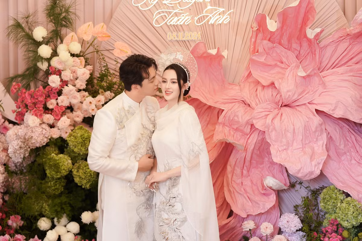 Không tiết lộ quá nhiều về gia thế, nhưng chỉ một góc cổng hoa trang trí cũng hé lộ đôi chút về cơ ngơi của gia đình cô dâu.