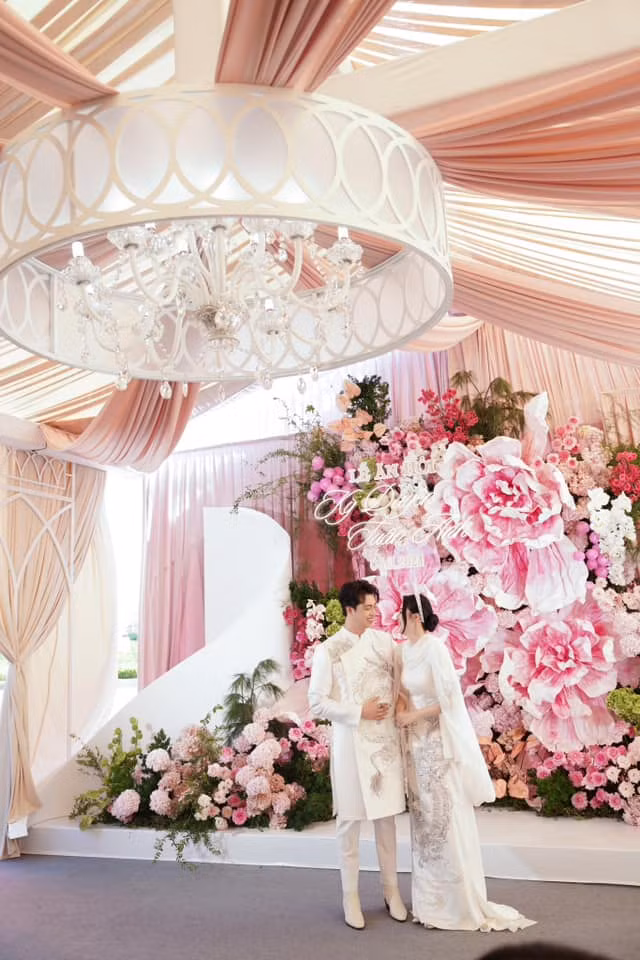 Không gian lễ ăn hỏi ngập hoa tươi với tone màu hồng.