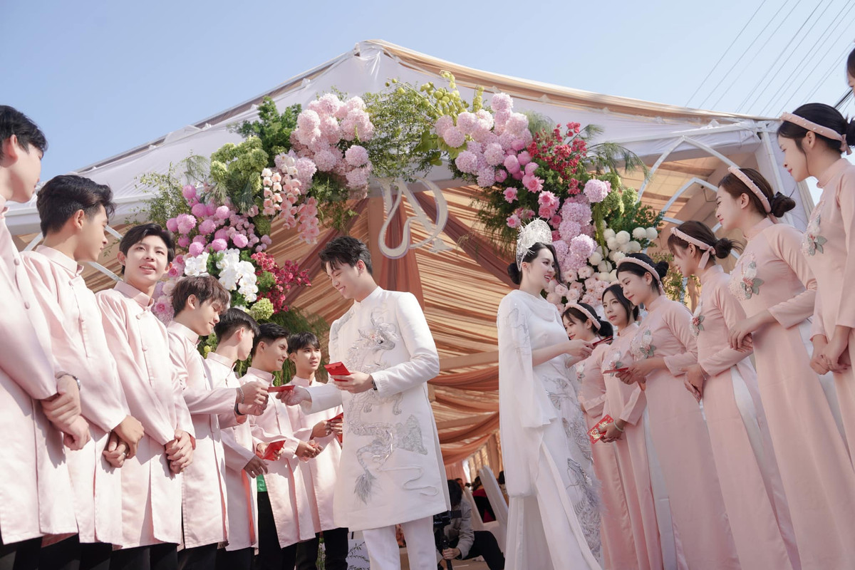 Được biết, không chỉ tương xứng về ngoại hình, mà cô dâu chú rể đều có gia thế khủng. Chú rể là thiếu gia của một tập đoàn bất động sản danh tiếng, trong khi cô dâu hào môn nhưng Kỳ Duyên cũng là tiểu thư của một đại gia ở Móng Cái.