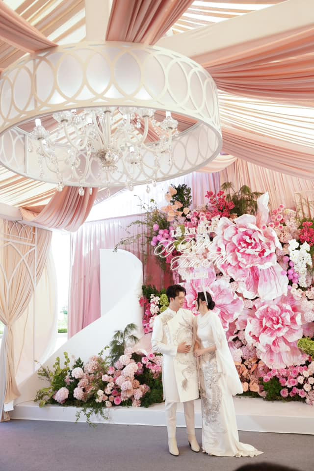 Không gian lễ ăn hỏi ngập hoa tươi với tone màu hồng.