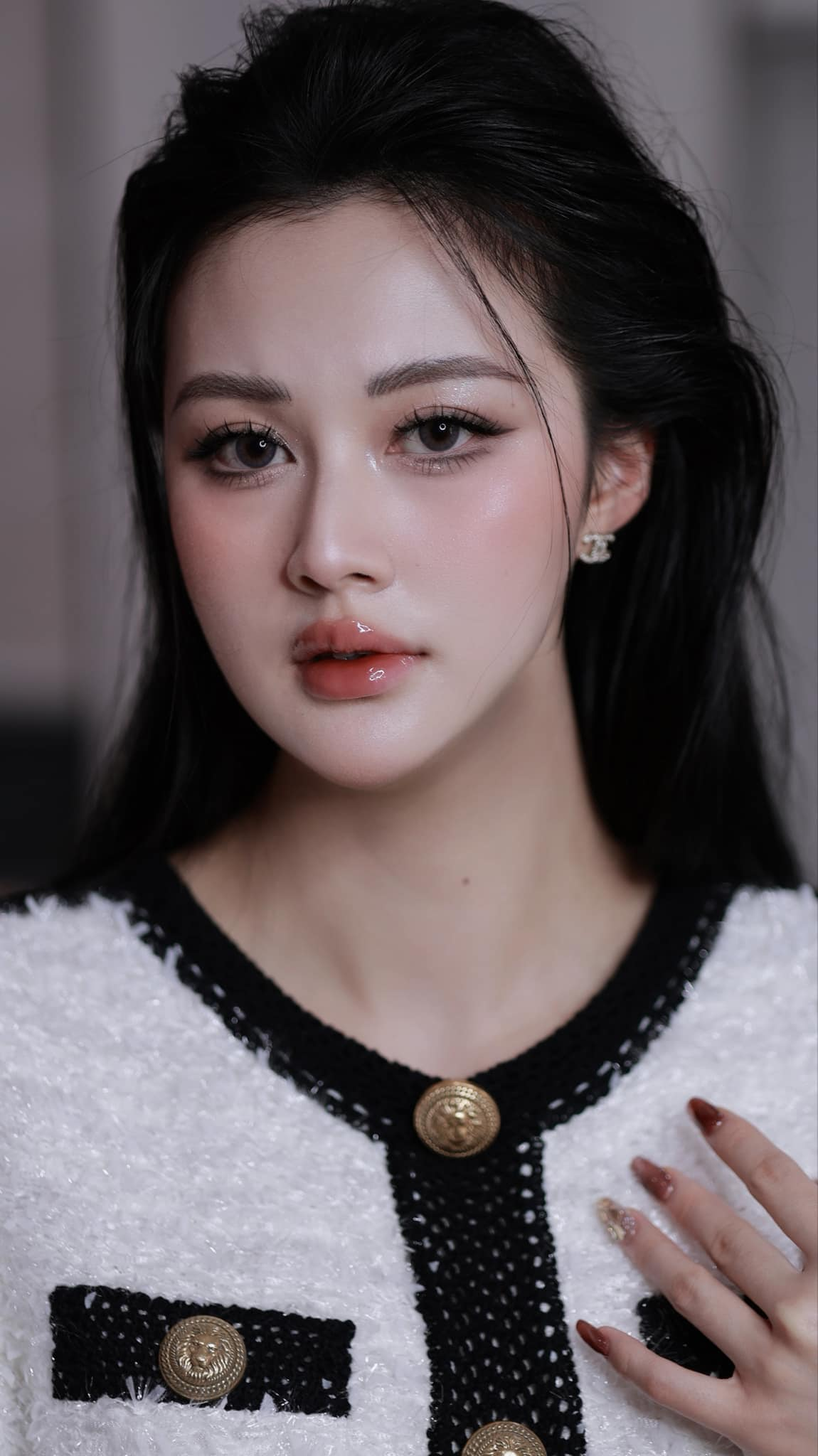 Kỳ Duyên sở hữu gương mặt thanh tú, thần thái sang chảnh và gu thời trang tinh tế đúng chuẩn tiểu thư nhà giàu. (Ảnh: Tiktok, FBNV)