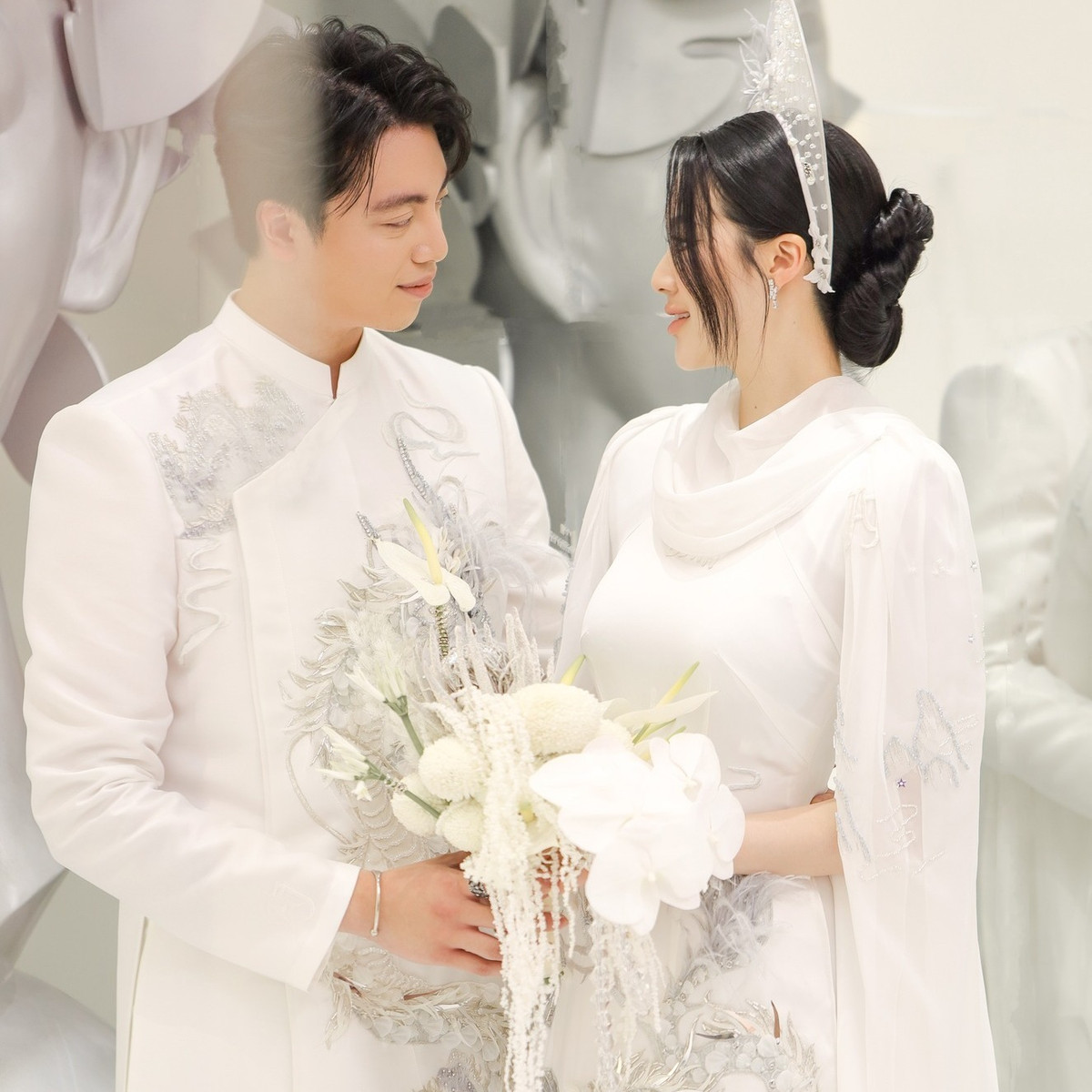 Một biệt thự màu trắng với cửa gỗ nguy nga tráng lệ thể hiện sự giàu có và tinh tế của gia chủ.