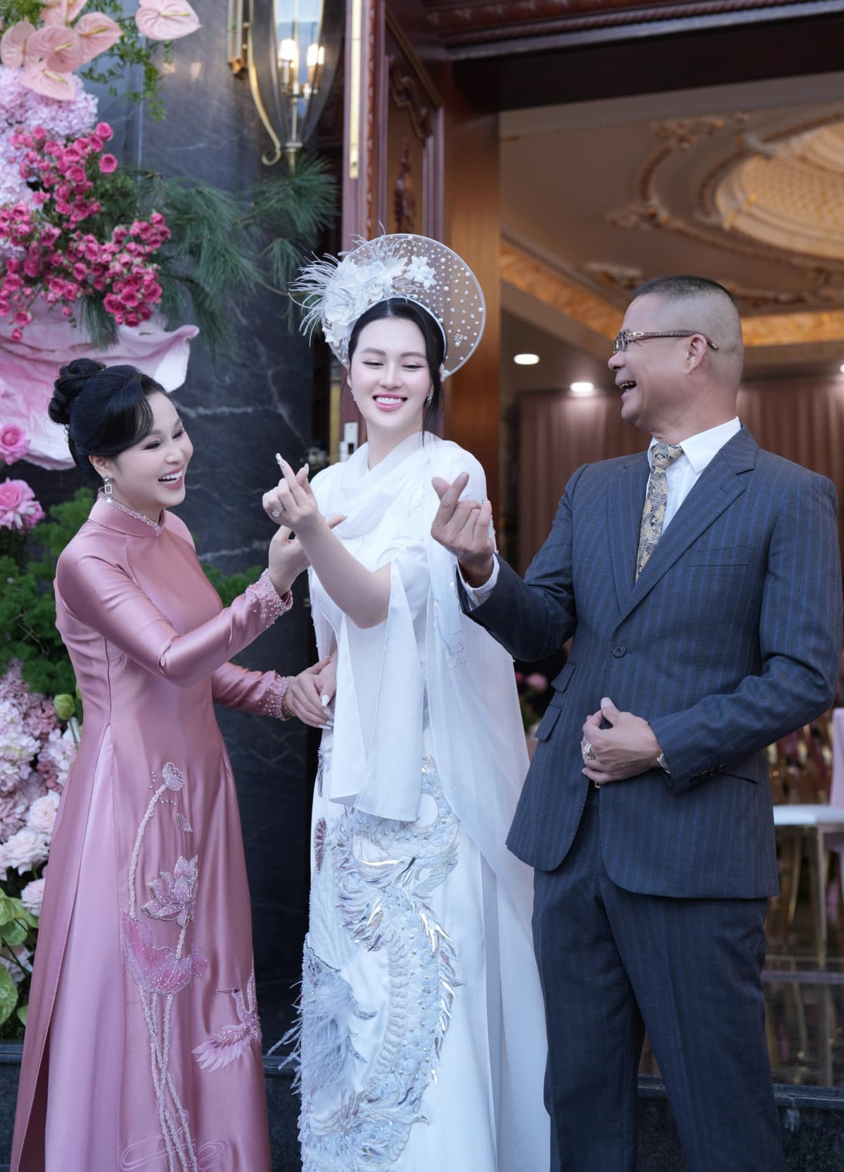 Nhiều netizen đã bình luận bày tỏ sự ngưỡng mộ: "Tuyệt nhất là khi cô ấy cao 1m80 đi giày cao gót nhưng vẫn thấp hơn chú rể nửa cái đầu, đúng kiểu sinh ra dành cho nhau luôn", "trời ơi cặp đôi này sau sinh con chắc cũng sẽ cao lắm", "sao họ tìm được nhau hay vậy trời".