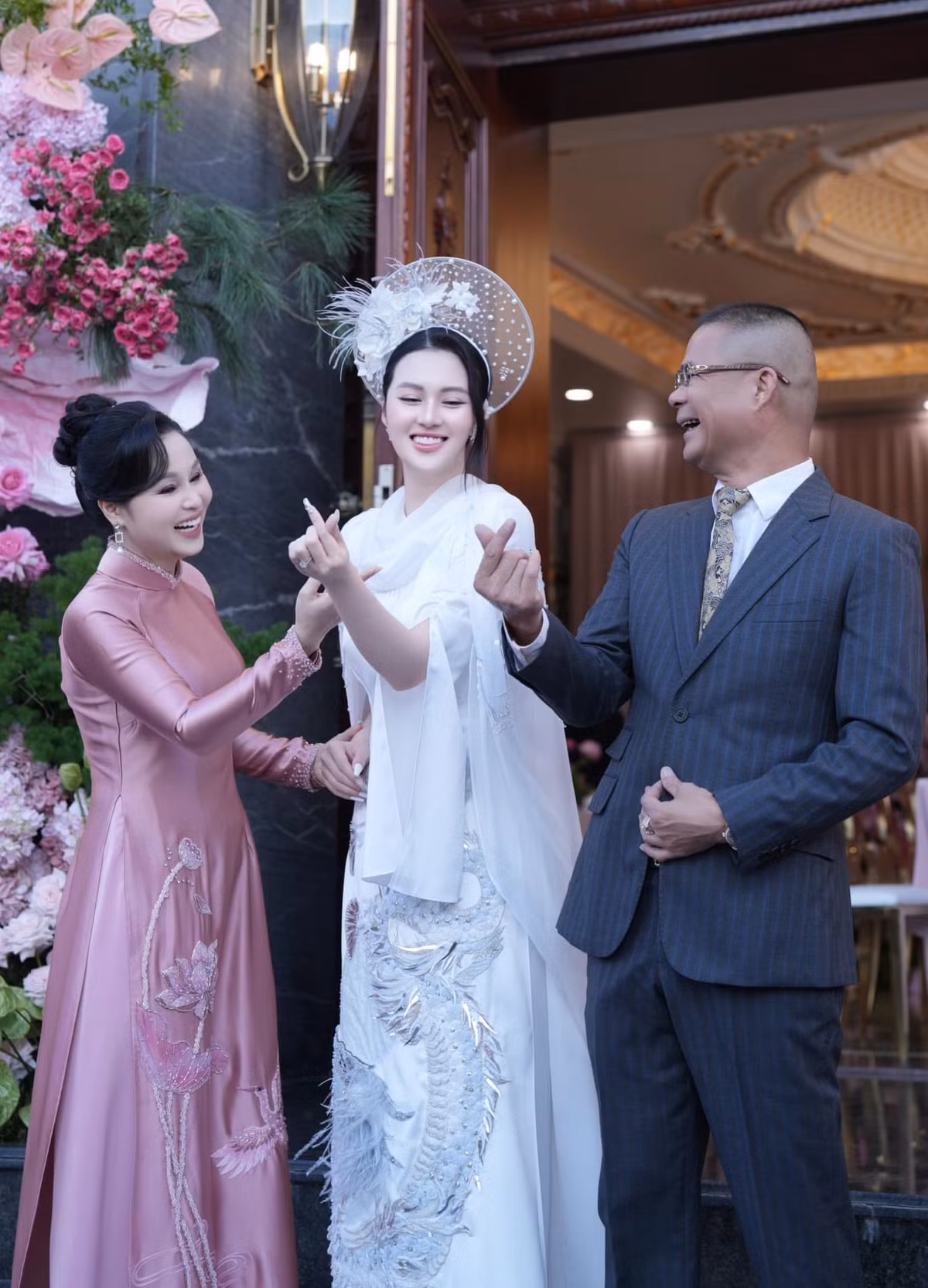 Nhiều netizen đã bình luận bày tỏ sự ngưỡng mộ: "Tuyệt nhất là khi cô ấy cao 1m80 đi giày cao gót nhưng vẫn thấp hơn chú rể nửa cái đầu, đúng kiểu sinh ra dành cho nhau luôn", "trời ơi cặp đôi này sau sinh con chắc cũng sẽ cao lắm", "sao họ tìm được nhau hay vậy trời".