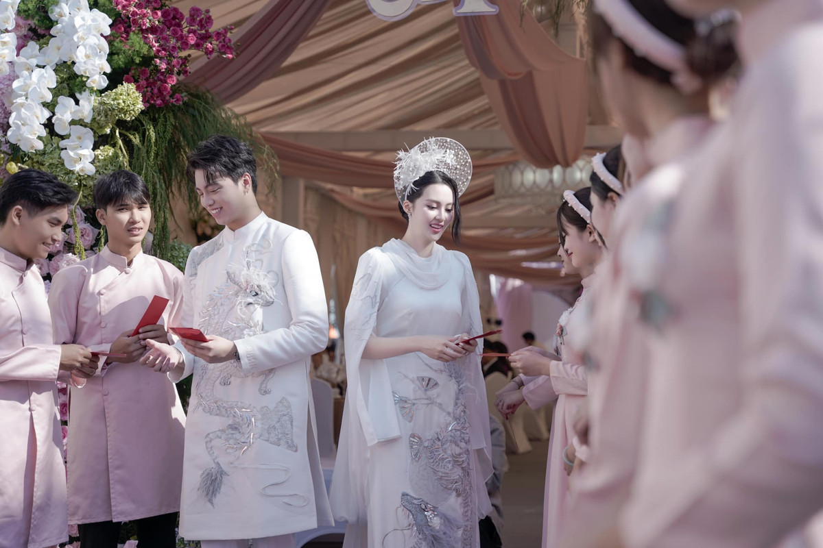 Cả hai đều sinh năm 2000.