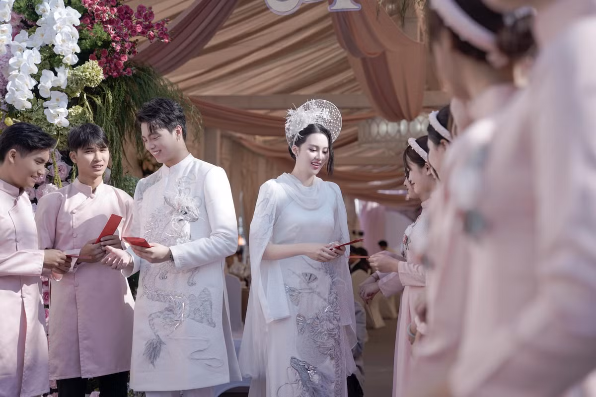 Cả hai đều sinh năm 2000.