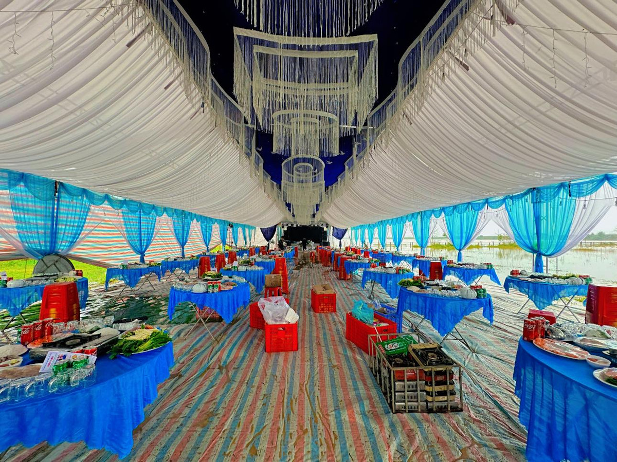 Gia đình chuẩn bị mâm cỗ, mời khách tại hội trường nhà văn hóa thôn 2, xã Hương Thủy. Tuy nhiên, mưa lớn kéo dài, đặc biệt vào rạng sáng 6/11, khiến toàn bộ khu vực tổ chức tiệc cưới ngập trong nước lũ.