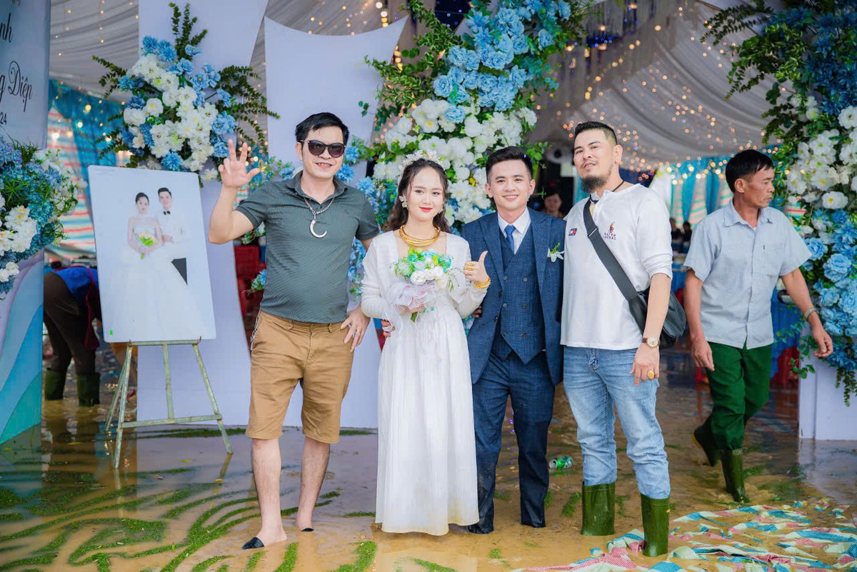 Dù thời tiết không ủng hộ, thậm chí người đi dự đám còn phải mang ủng, chiếc váy cô dâu cũng lem nhem bùn đất, thế nhưng cả dâu rể và quan khách đều vô cùng rạng rỡ, lạc quan.