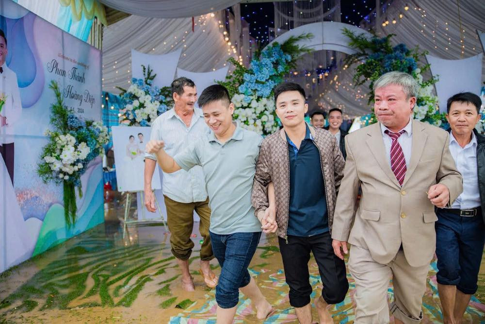 Ai cũng xắn quần đến đầu gối. (Ảnh: Facebook)